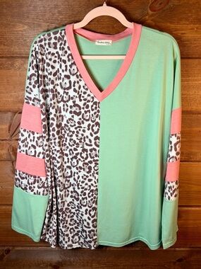 Southern Stitch Leopard Panel V-Neck Long Sleeve Top Mint & Pink Size Large 💕🌸